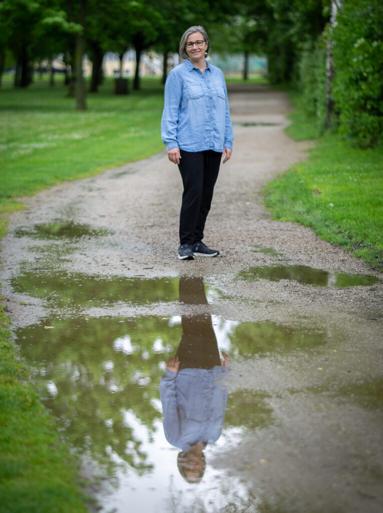 Martina Serlath auf einem Schotterweg.